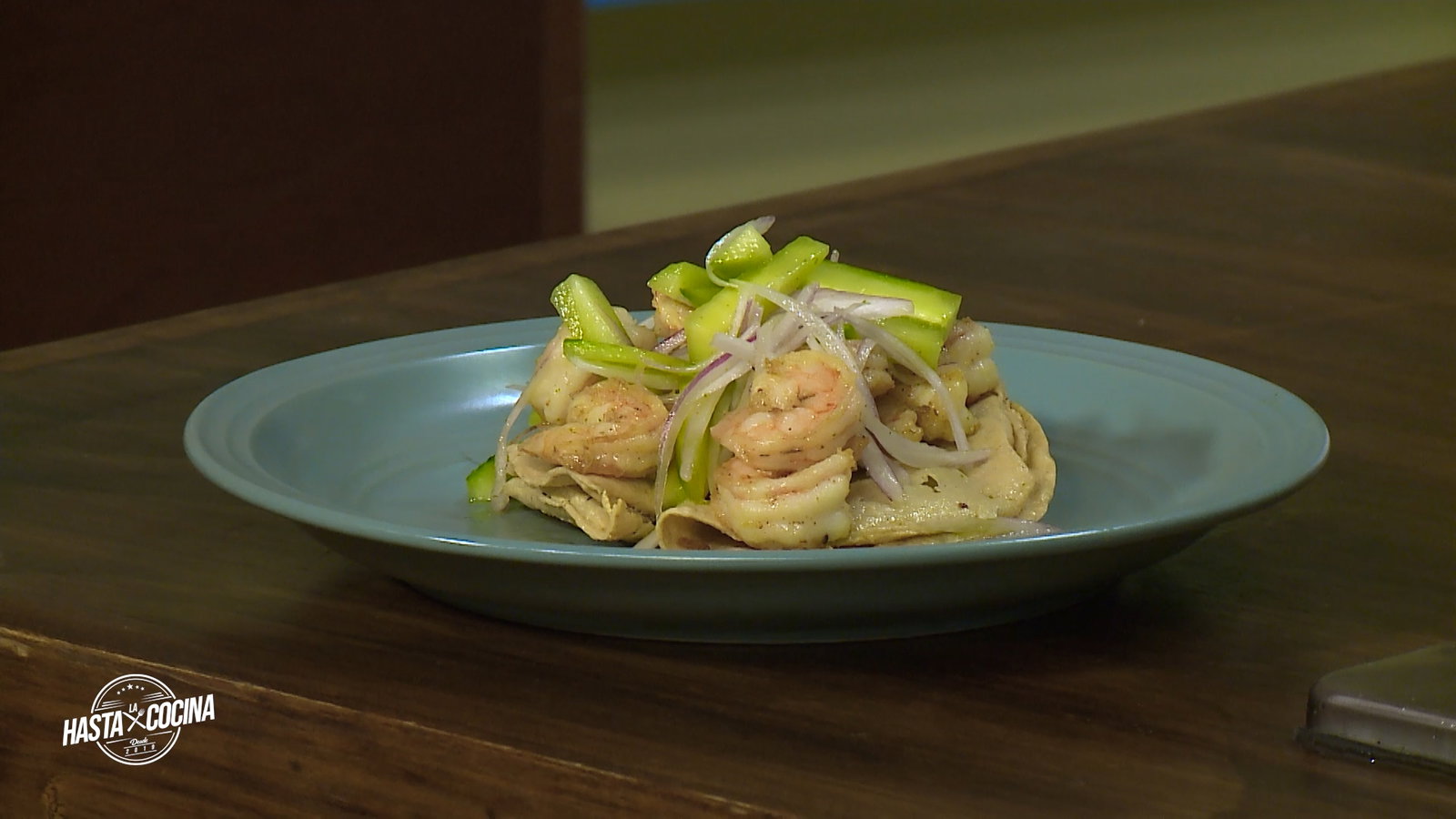 Tacos dorados de frijol con camarón
