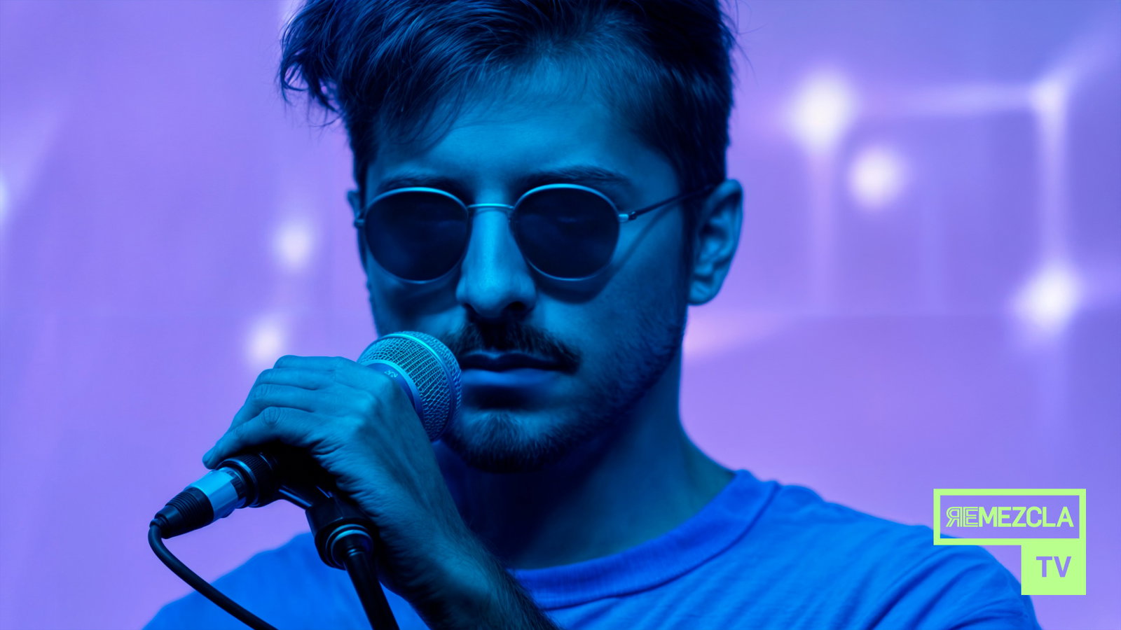 El Guincho Performs "Pegada Al White"