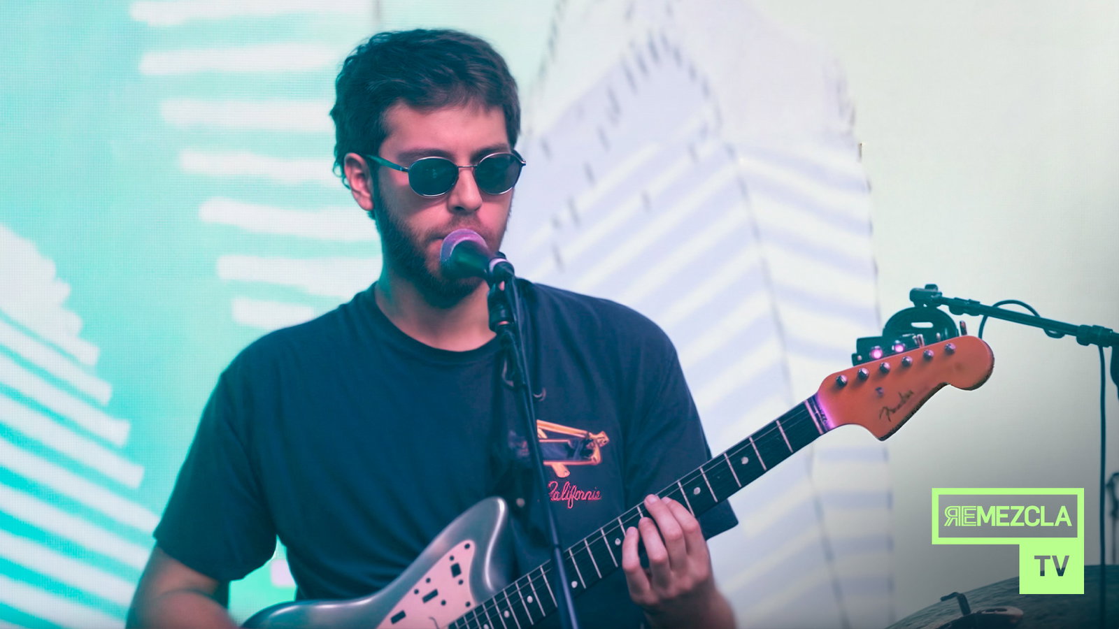 Extraperlo Performs "Algo Distinto"