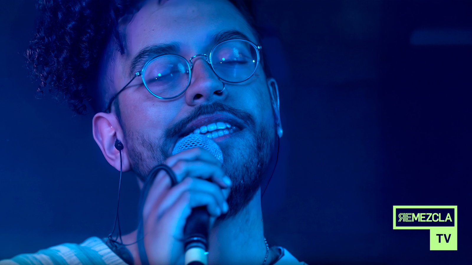 Jesse Baez Performs "Apaga la Luz"